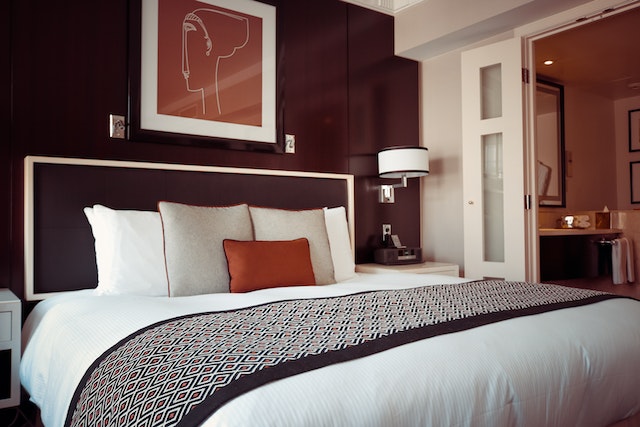 łóżko kontynentalne 180x200 w sypialni w odcieniach brązu